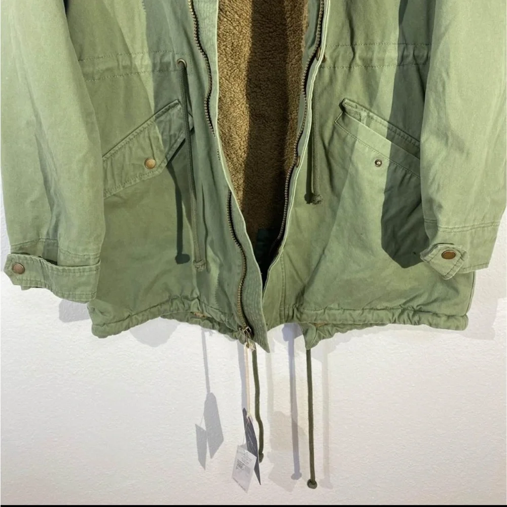 NWT Weatherproof Vintage Mens parka with Sherpa hood. Size medium
LAST ONE LEFT - Picture 3 of 8